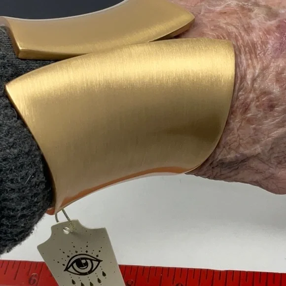 NWT Eye Candy Los Angeles amazing yellow gold tone bracelet - Picture 7 of 7